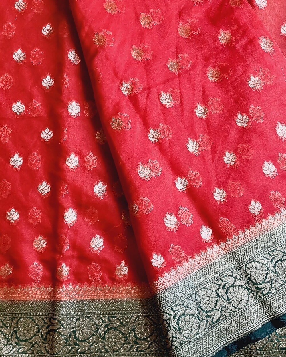 Banarasi Georgette Saree Red Khaddi Border Floral Buttis - Image 2