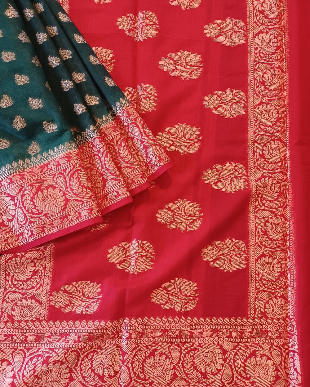 Georgette Saree in Classic Dark Green with Red combination, Khaddi Border with Light Gold zari weaves in the Banarasi floral buttis work all over the saree.