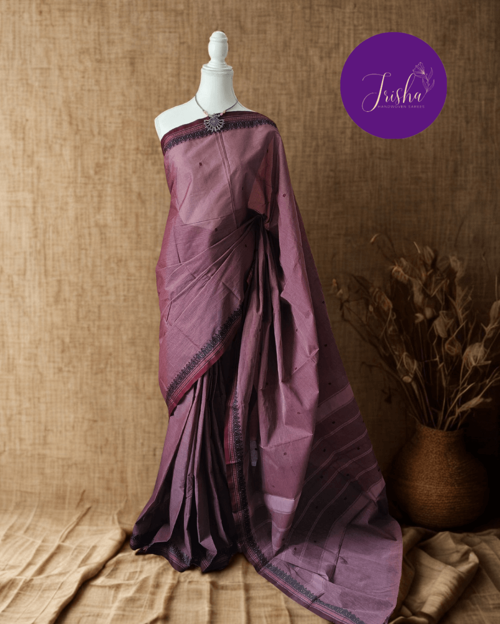 Handloom Pure Kanchi Cotton Saree, in Mauve Pink shade with Black small border, it is Butta Saree with Thread Border . Its Border has small motifs woven with a contemporary look. Perfect for formal or office wear and minimal work cotton saree