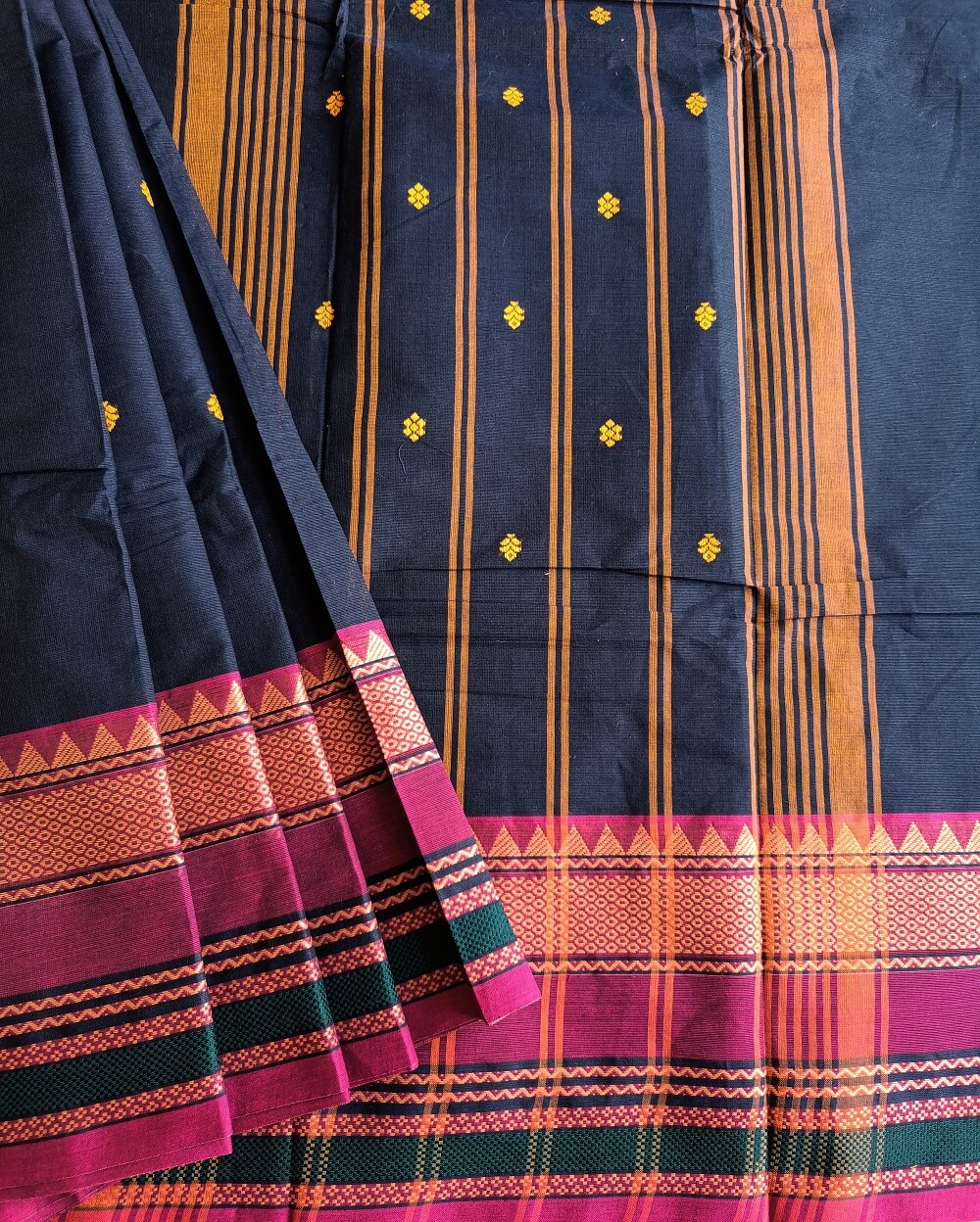 Handloom Pure Kanchi Cotton Saree in Navy Blue Shade with Pink border, the saree Small buttas over saree with big thread border in Traditional motifs. Simple Pallu with stripes.