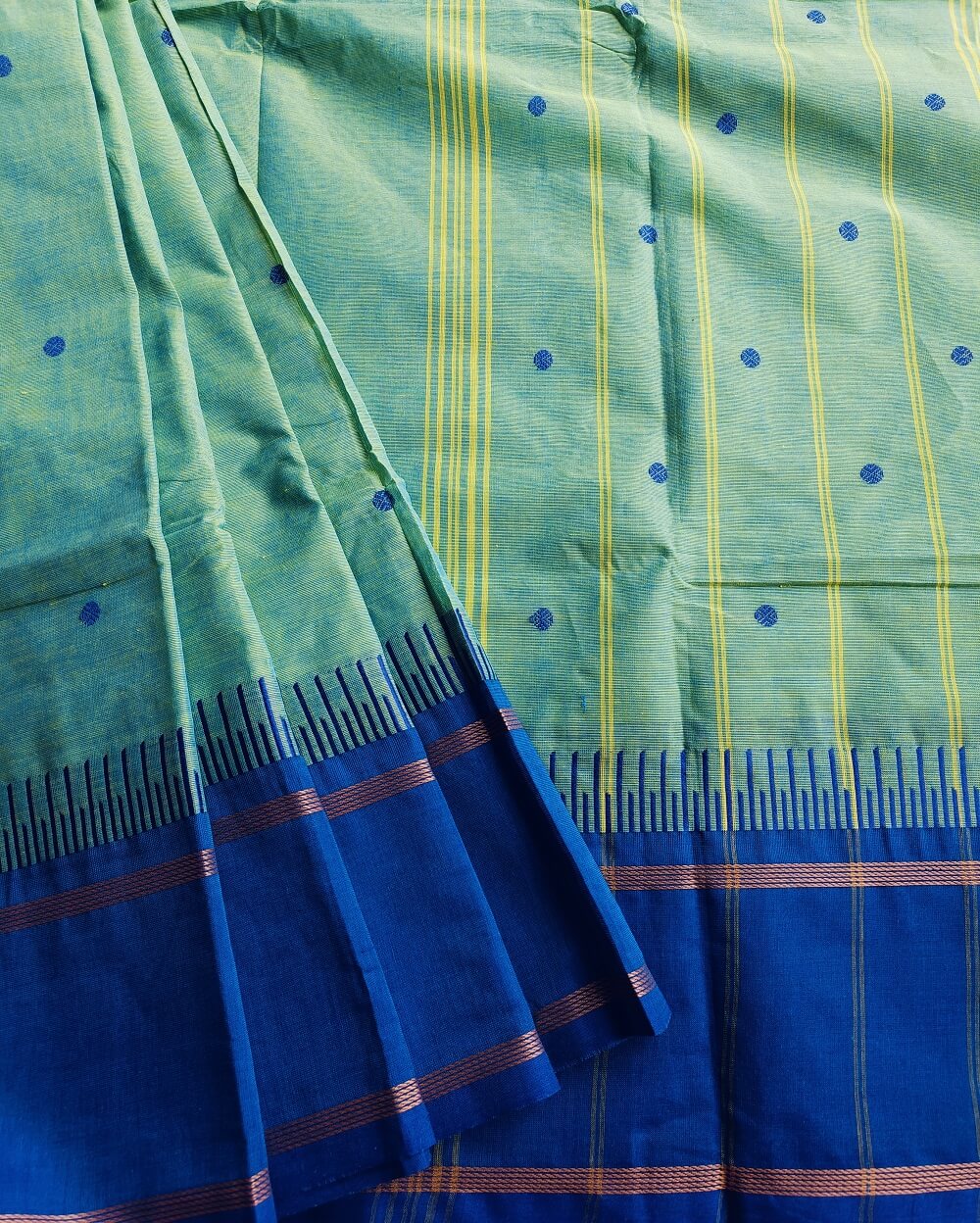 Handloom Pure Kanchi Cotton Saree in Light Green with Fresh Yellow dual tone shade with Dark Blue border, it has Buttas all over Saree with simple Big Thread Border.