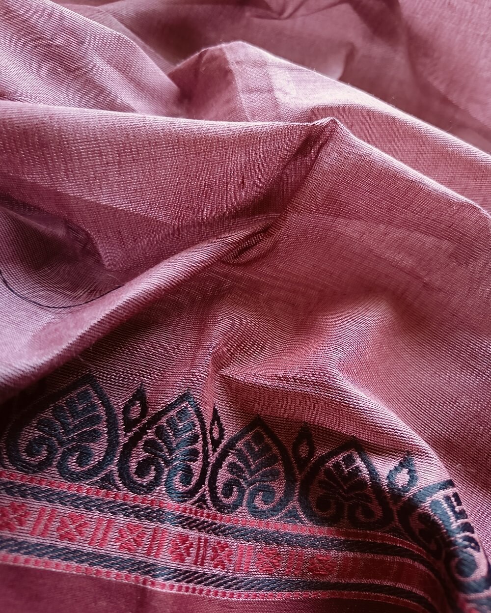 Handloom Pure Kanchi Cotton Saree, in Mauve Pink shade with Black small border, it is Butta Saree with Thread Border . Its Border has small motifs woven with a contemporary look. Perfect for formal or office wear and minimal work cotton saree