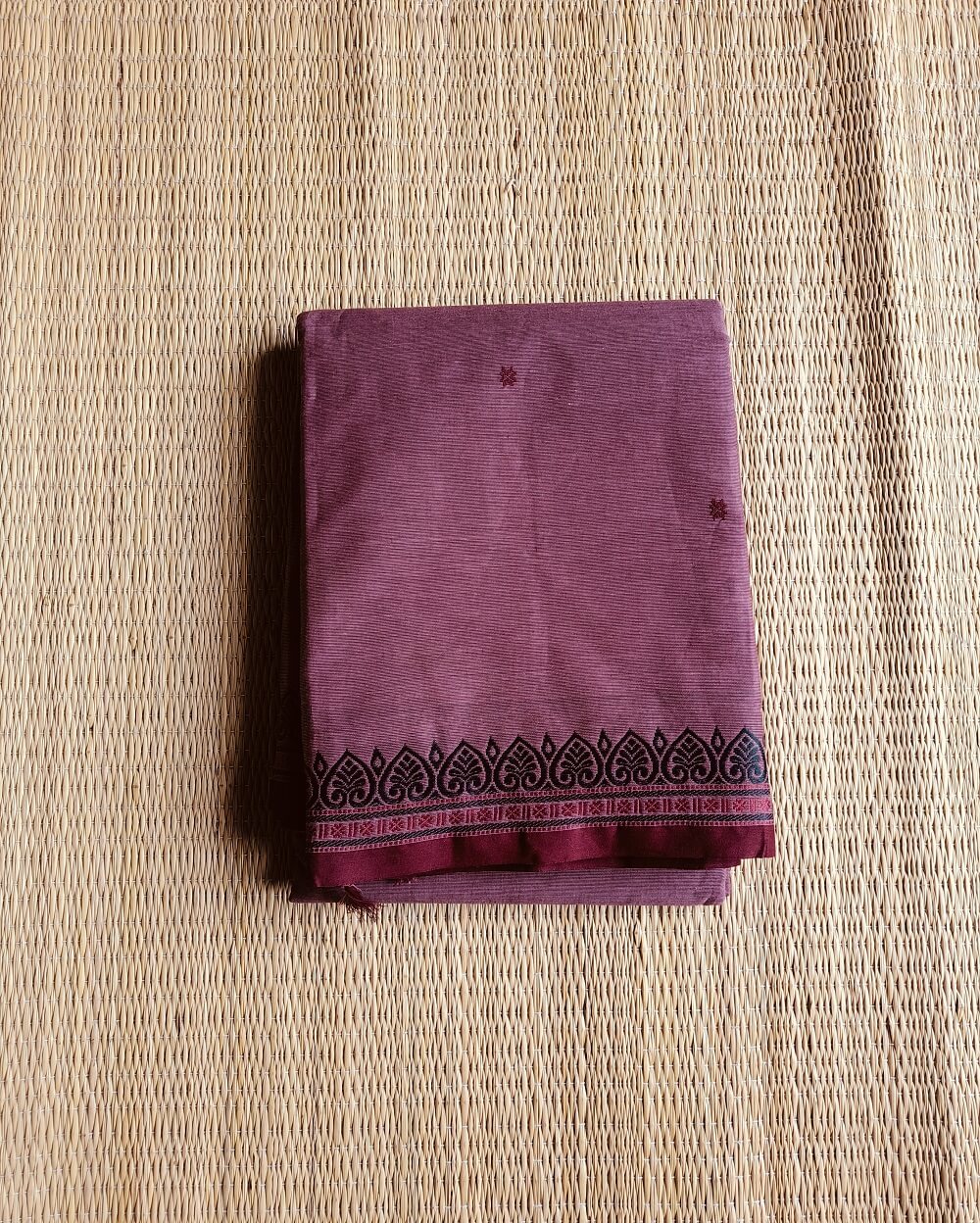 Handloom Pure Kanchi Cotton Saree, in Mauve Pink shade with Black small border, it is Butta Saree with Thread Border . Its Border has small motifs woven with a contemporary look. Perfect for formal or office wear and minimal work cotton saree