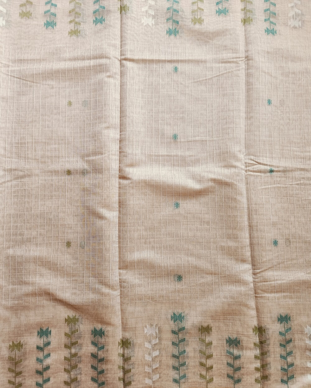 Chanderi Saree silk cotton in Light Beige with green Jamdani motifs woven all over. Saree comes with a blouse piece in small buttis. Blouse is in contrast shade that matches with the buttis and borders, Pallu has beautiful floral weaves in jamdani pattern.