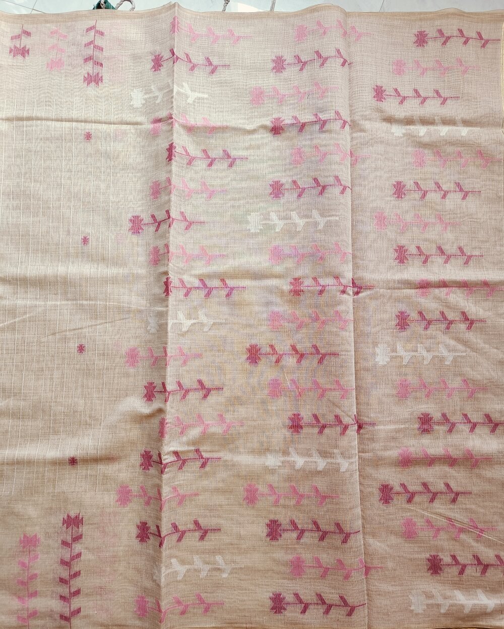 Chanderi Saree silk cotton in Light Beige with pink Jamdani motifs woven all over. Saree comes with a blouse piece in small buttis. Blouse is in contrast shade that matches with the buttis and borders, Pallu has beautiful floral weaves in jamdani pattern.