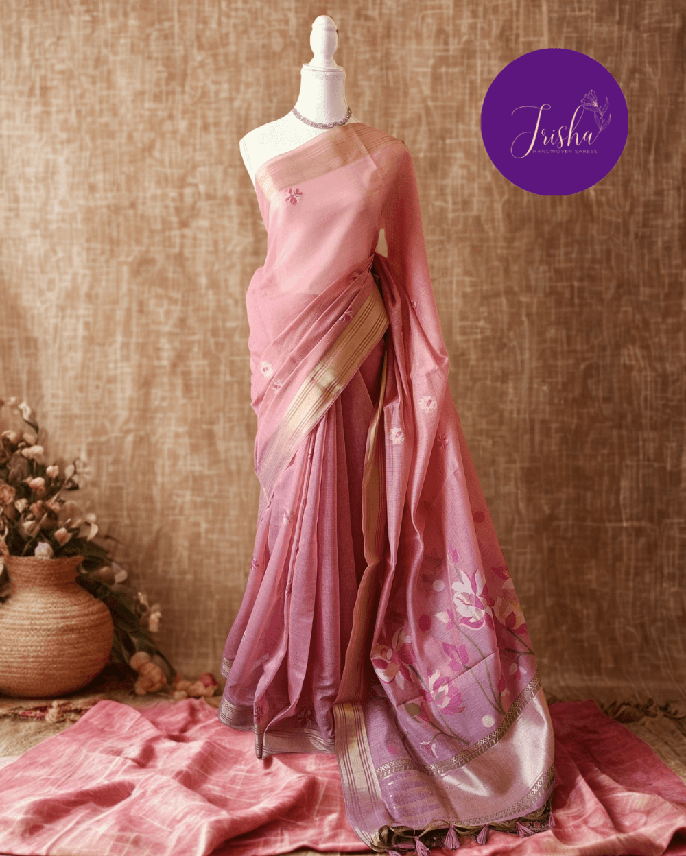 Chanderi Saree silk cotton in Pink shade with small butta motifs woven all over. Pallu has beautiful weaves in Pichwai pattern. Small Tissue Border saree for an elegant look. Beautiful and rich pallu. Saree comes with a blouse piece in small buttis.