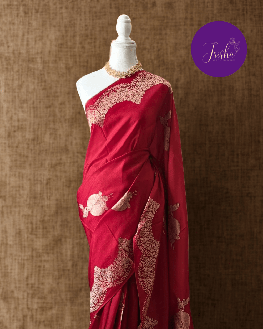 Banarasi Satin Crepe Silk in Deep Red shade with bird motifs weaves all over the body. Very unique motifs with scallop Design woven in border.It includes plain blouse piece with border in bold and contrast Dark Green shade that pairs beautifully the saree and lifts the overall look.