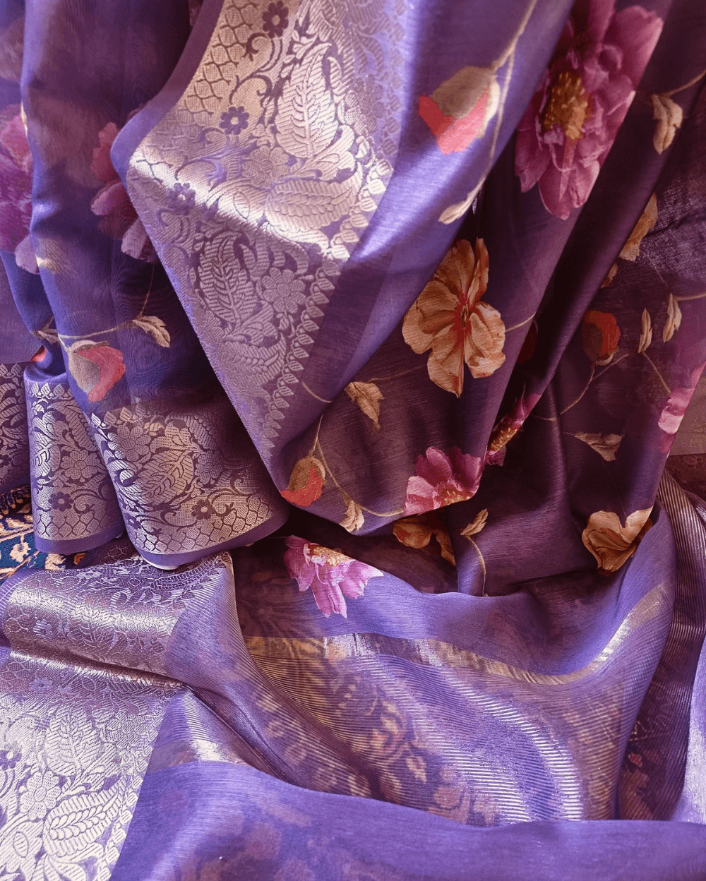 Chanderi Saree silk cotton in Pleasant Violet floral digital printed patterns. These sarees have a very elegant silver border with floral motifs, it comes with a blouse piece in small prints.