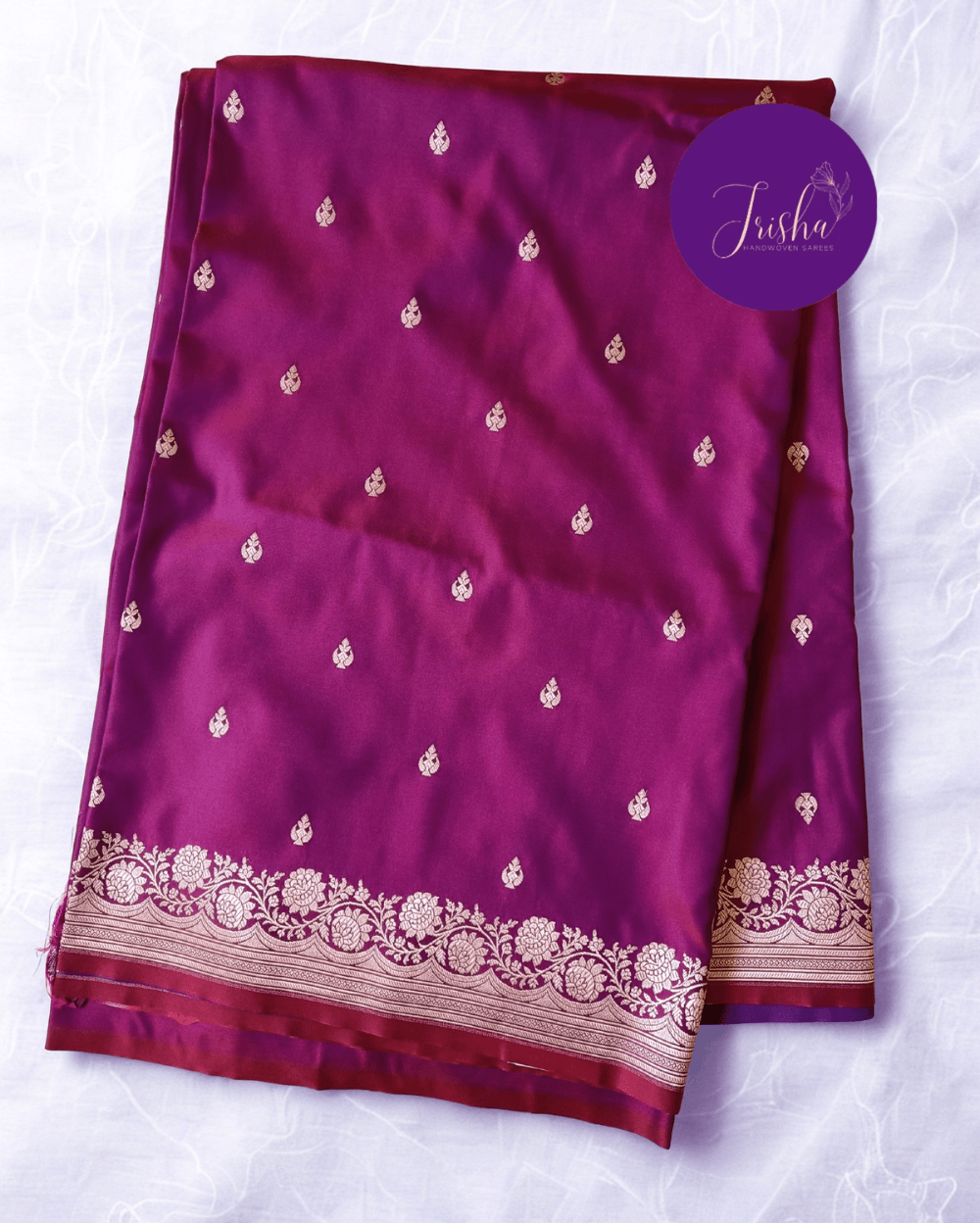 Banarasi Mashru Katan Silk saree in Pink Purple dual tone shade with small buttis all over the saree. The Rose Gold zari makes the finish very royal and elegant. Saree has a very beautiful traditional border and a very rich pallu that makes the usage of this saree suit any occasion or formal wear. The Pallu is attractively designed and woven with intricate Banarasi floral motifs.