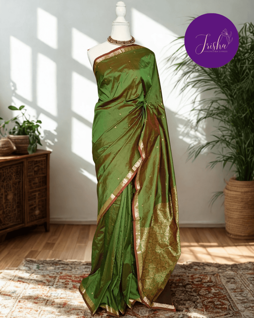 Kanchipuram / Kanjivaram Silk Sari with Small Zari Border and rich pallu in Green with brown dual tone saree with Self Border , Contrast small brown selvedge and self Pallu,Gold Small Zari Border on both sides with traditional Kanchipuram Peacock motifs.Traditional motifs in the border with leaf motifs all over pallu. Body of the saree has small buttas.