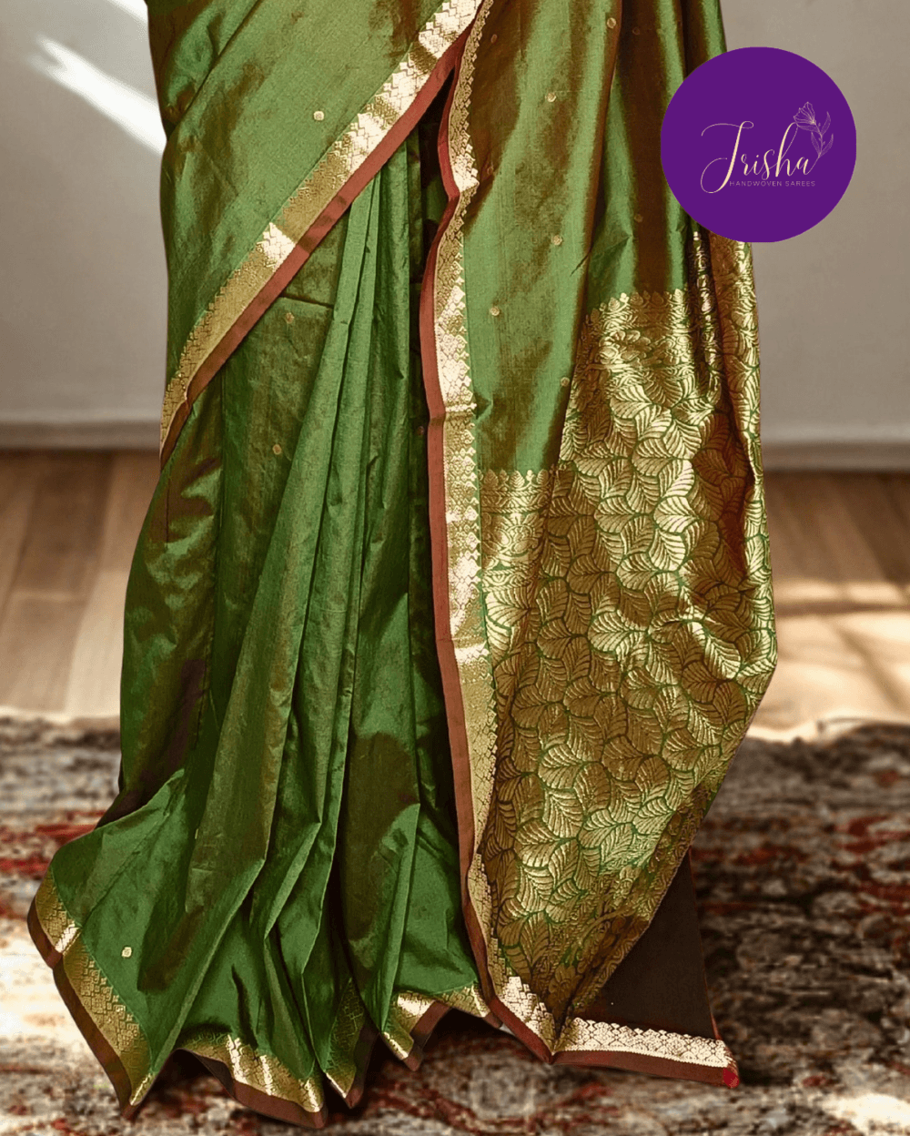 Kanchipuram / Kanjivaram Silk Sari with Small Zari Border and rich pallu in Green with brown dual tone saree with Self Border , Contrast small brown selvedge and self Pallu,Gold Small Zari Border on both sides with traditional Kanchipuram Peacock motifs.Traditional motifs in the border with leaf motifs all over pallu. Body of the saree has small buttas.